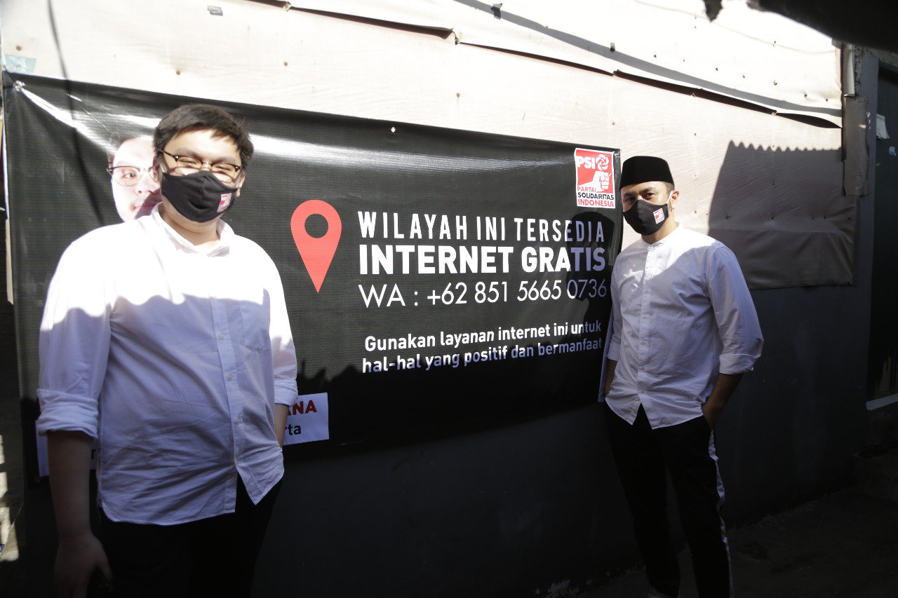  Plt Ketua Umum PSI Giring Ganesha Meninjau Fasilitas Wi-Fi Gratis di Kapuk, Jakarta Barat