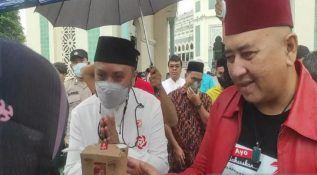 Giring Ganesha Bagikan Rice Box PSI di Masjid Raya Medan