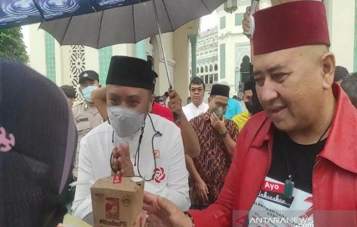  Giring Ganesha Bagikan Rice Box PSI di Masjid Raya Medan