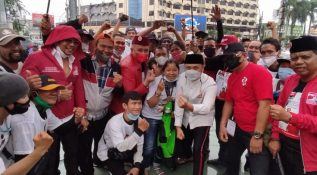 Giring Ganesha Sambangi Abang Becak, Ojol dan Kaum Ibu di Medan