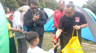 Politikus PSI “Giring Nidji” Sambangi dan Beri Bantuan Pada Korban Gempa Cianjur