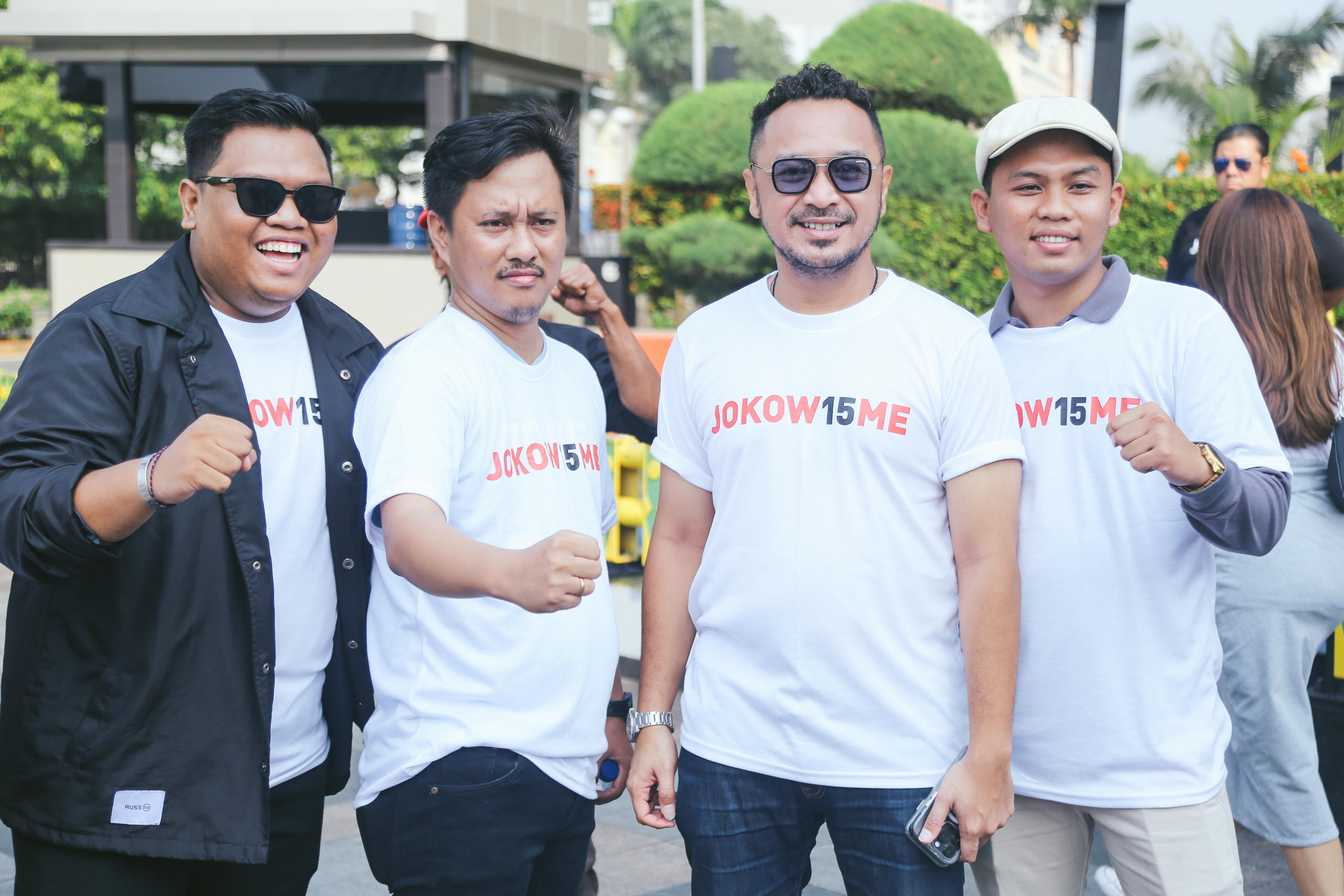  Giring dan Kader PSI Kompak Kenakan Seragam Merah Putih Bertuliskan ‘Jokow15me’ di Plaza Indonesia, Ada Apa?