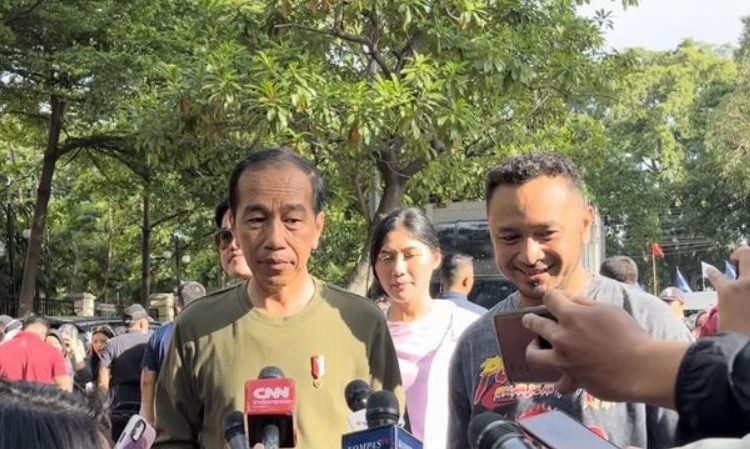 Jokowi dan Keluarga Jalan Pagi di Bandung Bersama Kaesang Hingga Giring